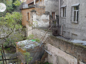 Гледката от прозореца в Дурес зад тежките завес