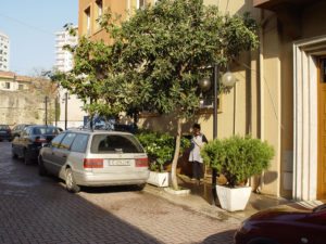 Паркингът пред хотела в Дурес