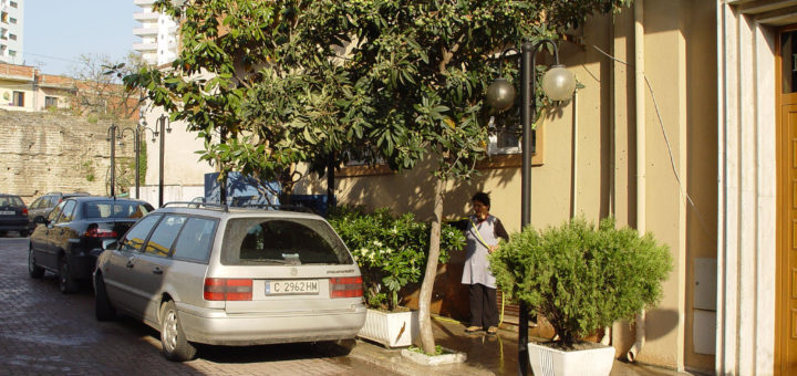 Паркингът пред хотела в Дурес