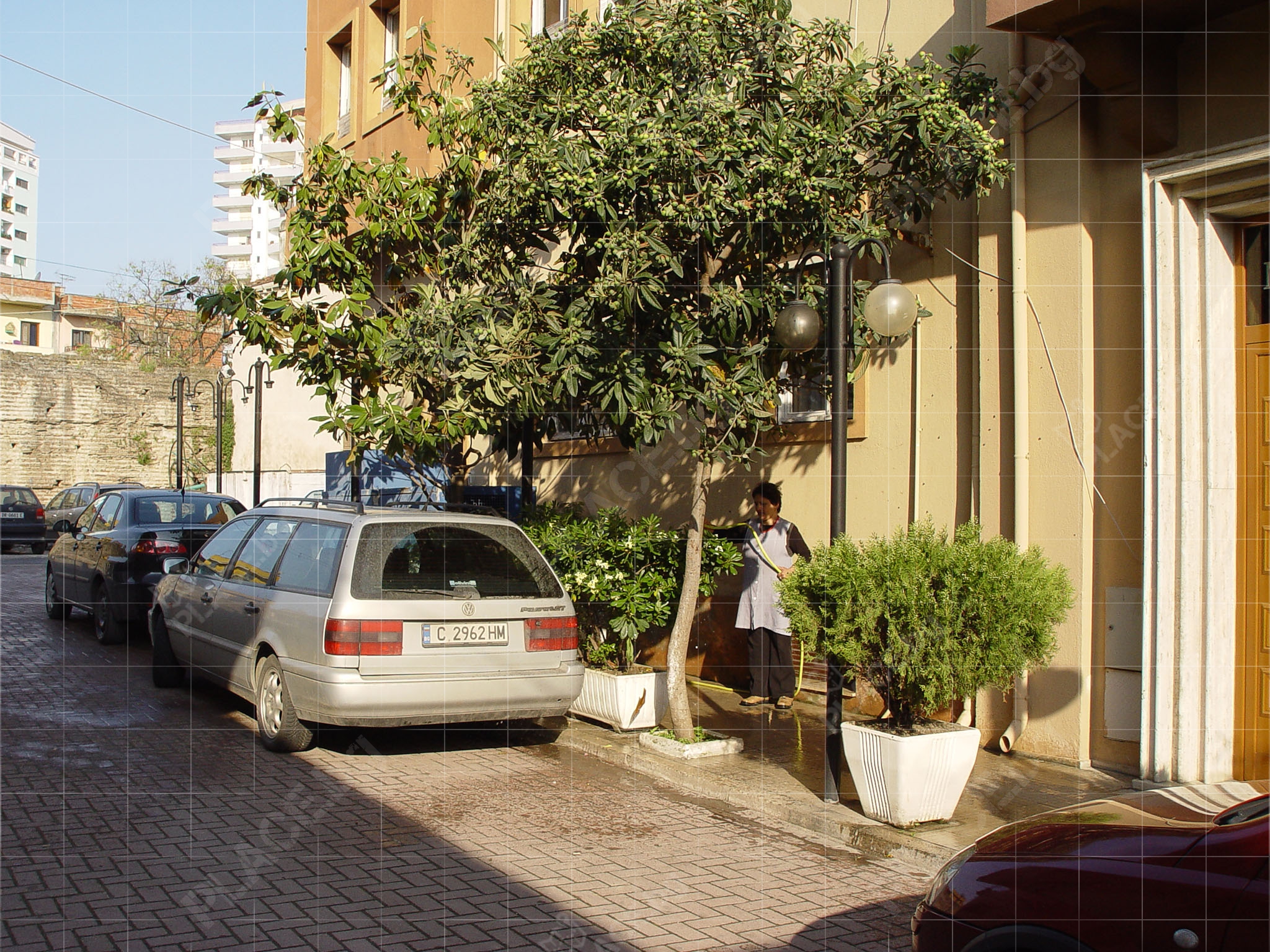 Паркингът пред хотела в Дурес