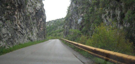 Пътят след границата става по-тесен и определено планински