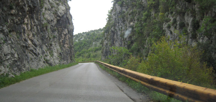 Пътят след границата става по-тесен и определено планински