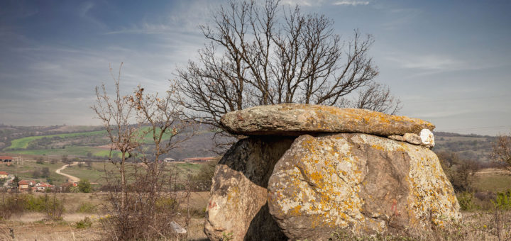 Долмен "Каменната къща" край село Остър камък