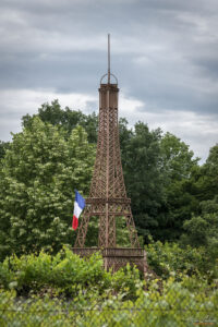 Макет на Айфеловата кула в двора на къщата на Илин Паунов &ndash; Хисаря