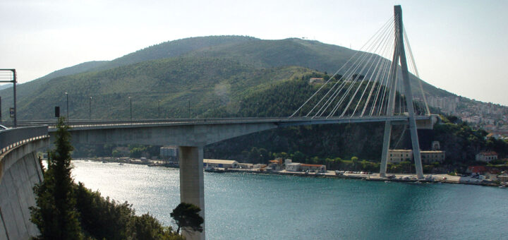 Мост Франьо Туджман над залива Риека Дубровачка в Дубровник