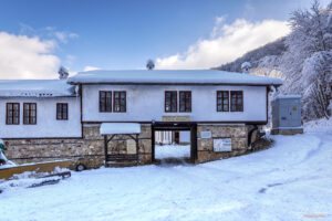 Входа на Етрополския манастир "Света Троица"