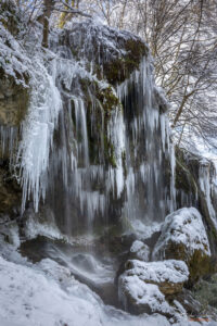 Етрополски водопад Варовитец в ледена премяна