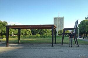 Огромната маса с големият стол, парк Марица, Димитровград