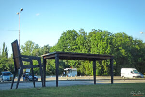 Големите мебели в парк Марица