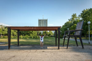 Голямата маса с големият стол, Димитровград