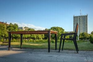 Гигантската маса със стол в парк Марица