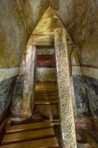 Каменната врата и входа към погребалната камера на тракийската гробница под Сарафова могила