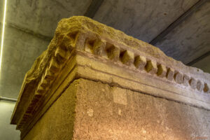 Фрагменти от външният вид на гробница Оструша