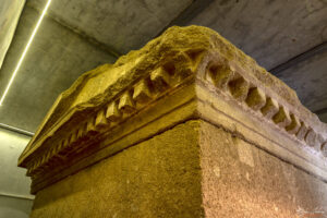 Фрагменти от външният вид на гробница Оструша