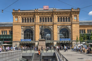 36, Централна гара Хановер и паметникът на Ернст Аугуст