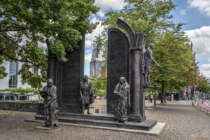 Паметник на Седмината от Гьотинген &ndash; група от седем професори от Университета в Гьотинген, които през 1837 г. се противопоставят публично на премахването на либералната конституция от крал Ернст Август I