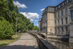 Червената нишка покрай замъка и река Лайне