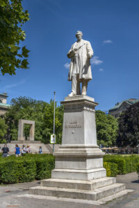 4. Улица Георгщрасе (Georgstra&szlig;e) - паметник на Louis Stromeyer (1804&ndash;1876) - виден немски хирург, считан за един от основателите на съвременната ортопедия