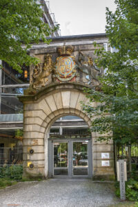 13. Порталът с герба (Das Wappenportal) - входа на бившата уланска казарма