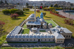 Парк Miniat&uuml;rk - макет на музея на Руми (Mevlana Museum Konya) в Коня