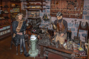 Възстановка на обущарско ателие с щастлива клиентка в музея Рахми М. Коч