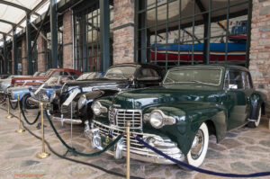 Безкрайни редове с изключително добре реставрирани ретро автомобили