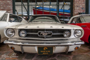 Ford Mustang, част от експозицията с ретро коли в музеят Рахми М. Коч