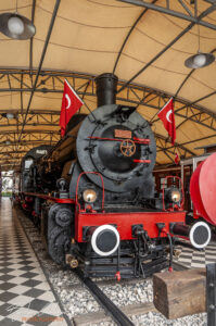 Реставриране на композиция с парен локомотив в музеят Rahmi M. Ko&ccedil;