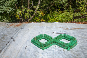 Елемент от настилката на изкуствената лятна ски писта на Витоша