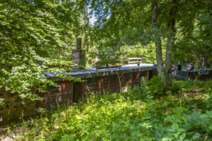 Останките от съоръженията в началото на пистата