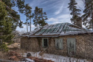 Изоставена постройка в летовище Бяла черква