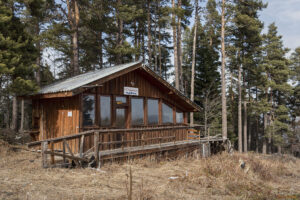 Чайната на изоставения ски комплекс Бяла черква