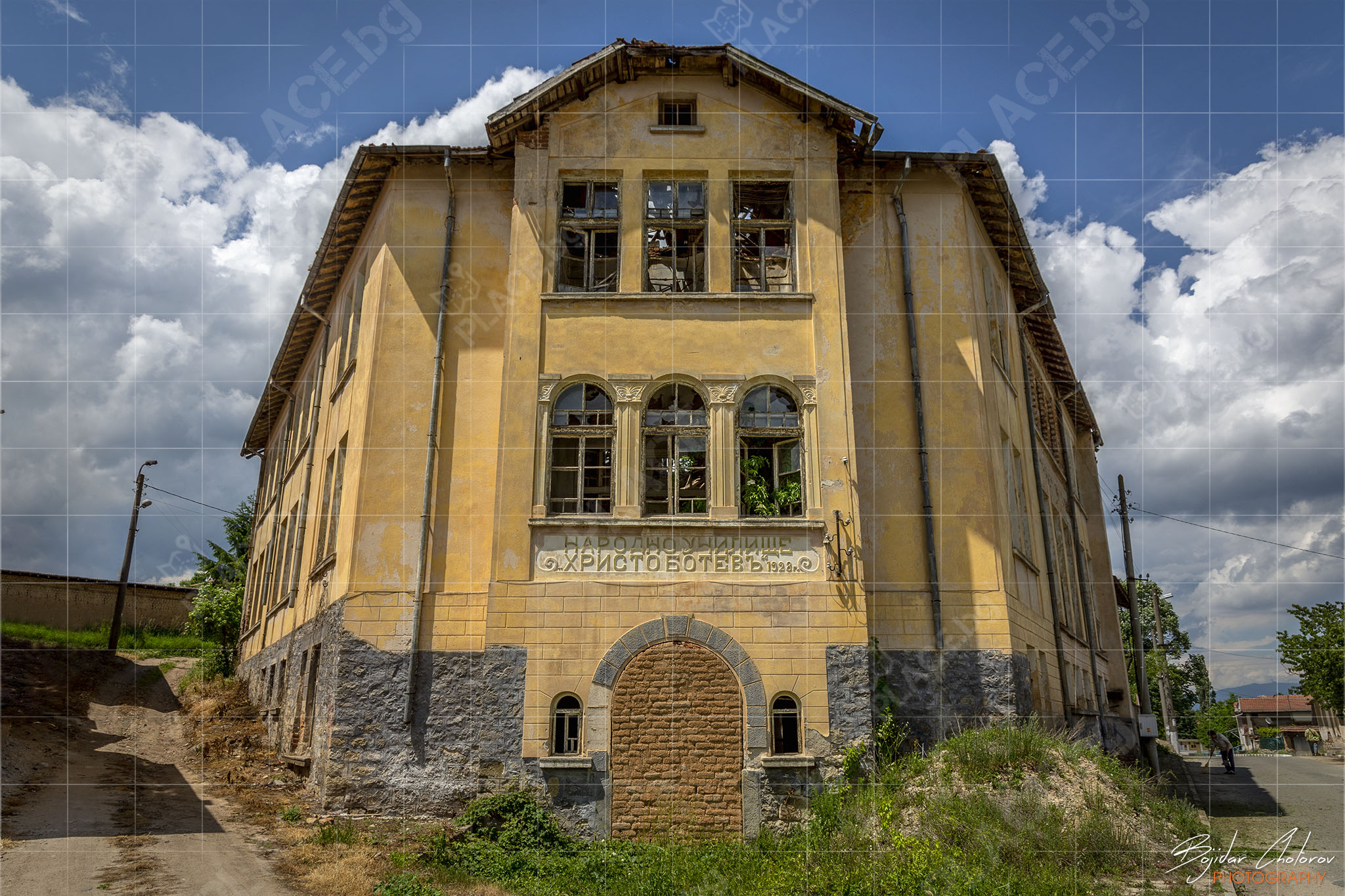 Изоставеното училище Христо Ботев в Средногорово