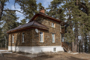 Адвокатската вила в изоставеното летовище Бяла черква