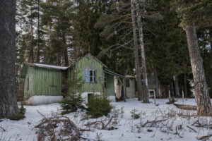Изоставени дървени бунгала в летовище Бяла черква