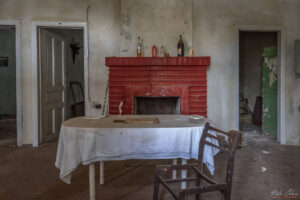 Интериорът в една от изоставените вили в летовище Бяла черква