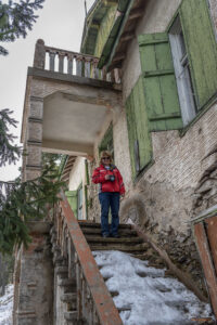 На стълбите на една от изоставените вили в летовище Бяла черква