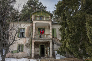 Една от изоставените вили в летовище Бяла черква