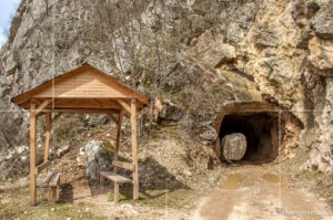 Един от изоставените ЖП тунели по пътя към село Богойна