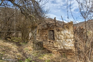 Изоставени къщи в село Богойна след ждрелото на река Ерма