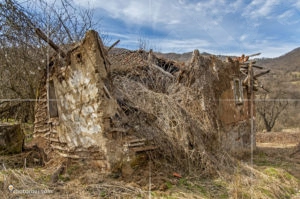 Изоставени къщи в село Богойна след ждрелото на река Ерма