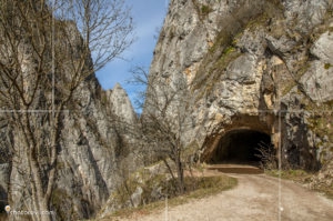 Ждрелото на река Ерма с тунела през скалите над него