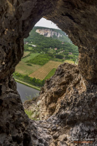 Гледка от вътрешността на Провъртеника към река Искър и Каменните къщи