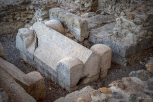 Каменни саркофази в мавзолея