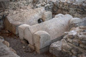 Каменни саркофази в мавзолея