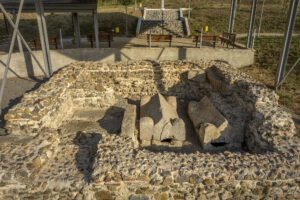 Каменни саркофази в Късноантичния мавзолей