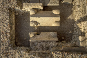 Каменни саркофази в мавзолея