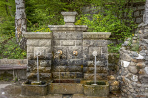 Чешма с топла минерална вода в началото на пътеката