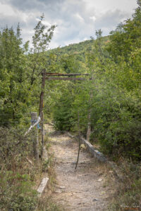 Импровизирана порта преградена с бодлива тел