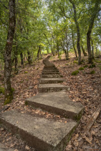 Бетонни стъпала по пътеката към Кромлех-а